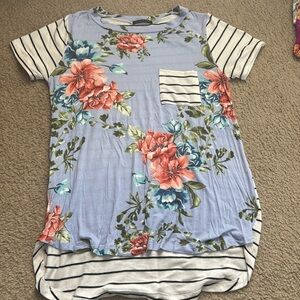 Hi- low, flowy short sleeve shirt.